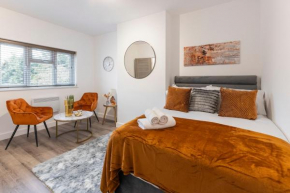 Beautiful-Cosy-King sized bed Flat 3 min walk to Tube Station